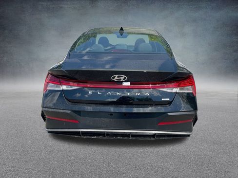 New 2025 Hyundai Elantra Limited image 30