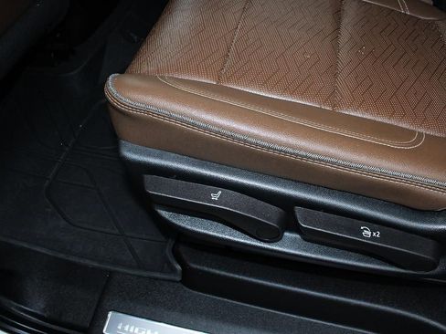 Used 2023 Chevrolet Suburban High Country image 42