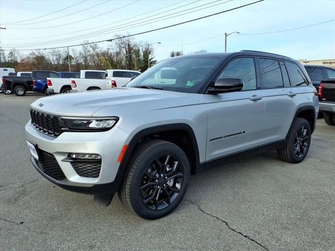 New 2025 Jeep Grand Cherokee Limited image 8