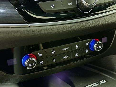 Used 2024 Buick Enclave Premium image 19