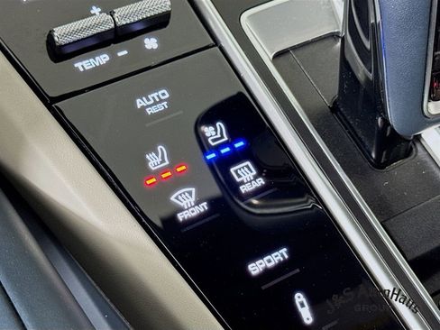 Used 2023 Porsche Cayenne Platinum Edition w/ Premium Package Plus image 27