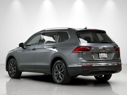 Used 2023 Volkswagen Tiguan SE w/ Panoramic Sunroof Package FWD image 3
