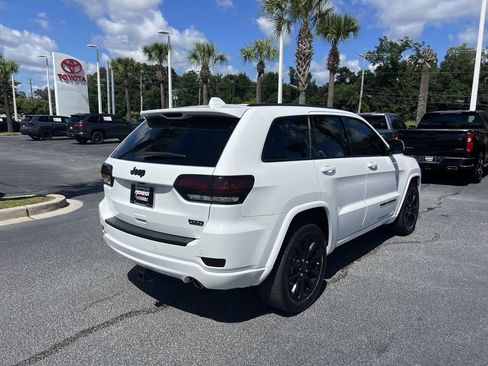 Used 2018 Jeep Grand Cherokee Altitude RWD image 10