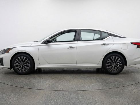 Used 2025 Nissan Altima 2.5 SV image 5