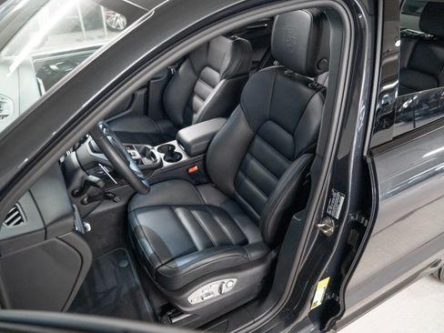 Certified 2026 Porsche Macan AWD/4WD image 5