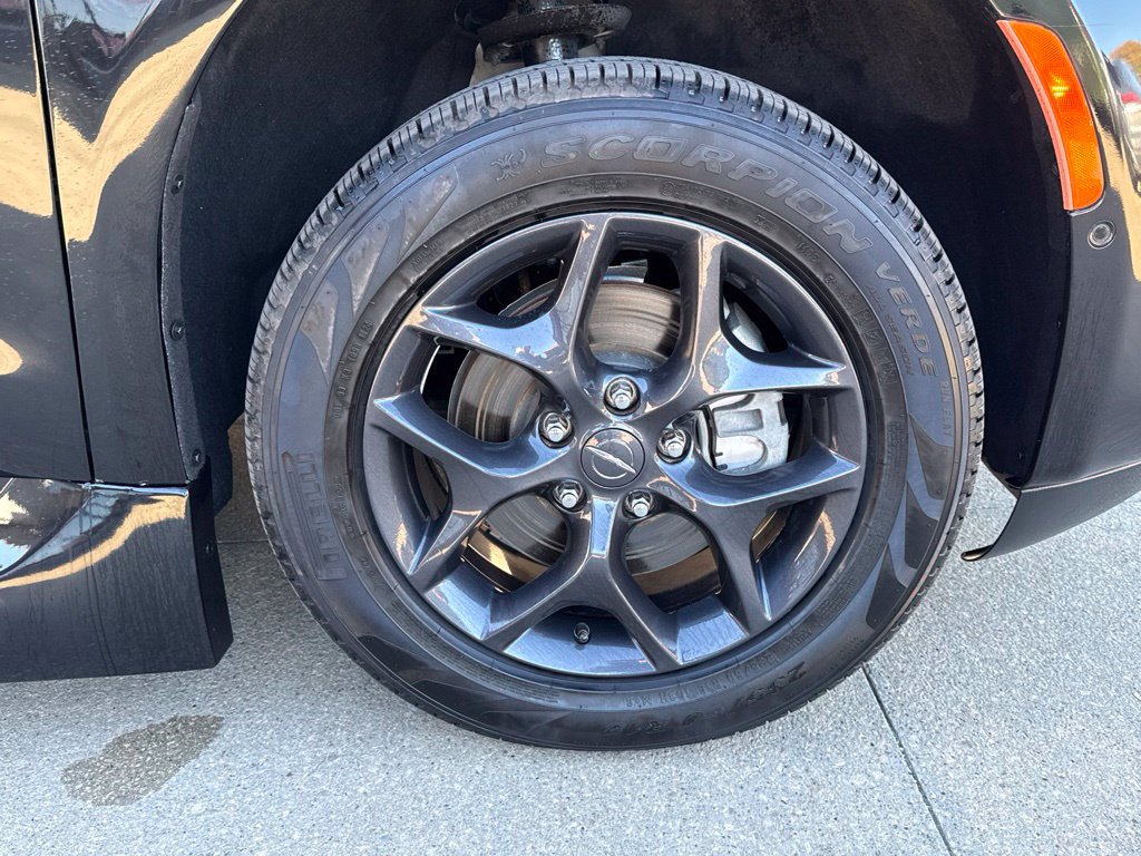 Used 2020 Chrysler Pacifica Limited w/ Advanced Safetytec Group FWD image 65