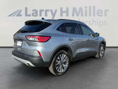 Certified 2022 Ford Escape Titanium AWD/4WD image 5