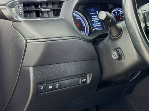 Used 2022 Toyota Venza LE image 10