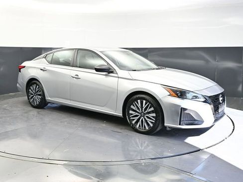 Used 2024 Nissan Altima 2.5 SV FWD image 3