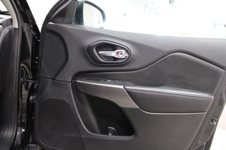 Used 2019 Jeep Cherokee Limited AWD/4WD image 23