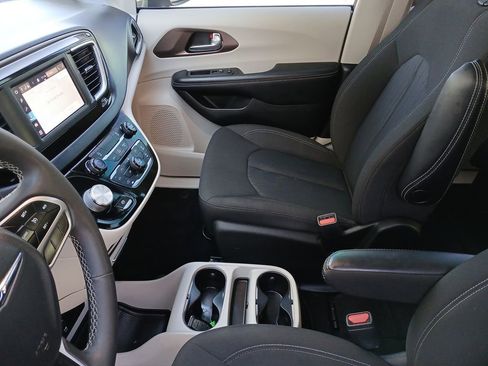 Used 2022 Chrysler Voyager LX image 25