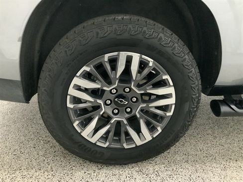 Used 2025 Chevrolet Suburban Z71 AWD/4WD image 14