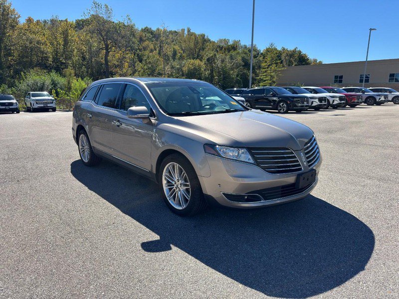 Used 2019 Lincoln MKT AWD image 3