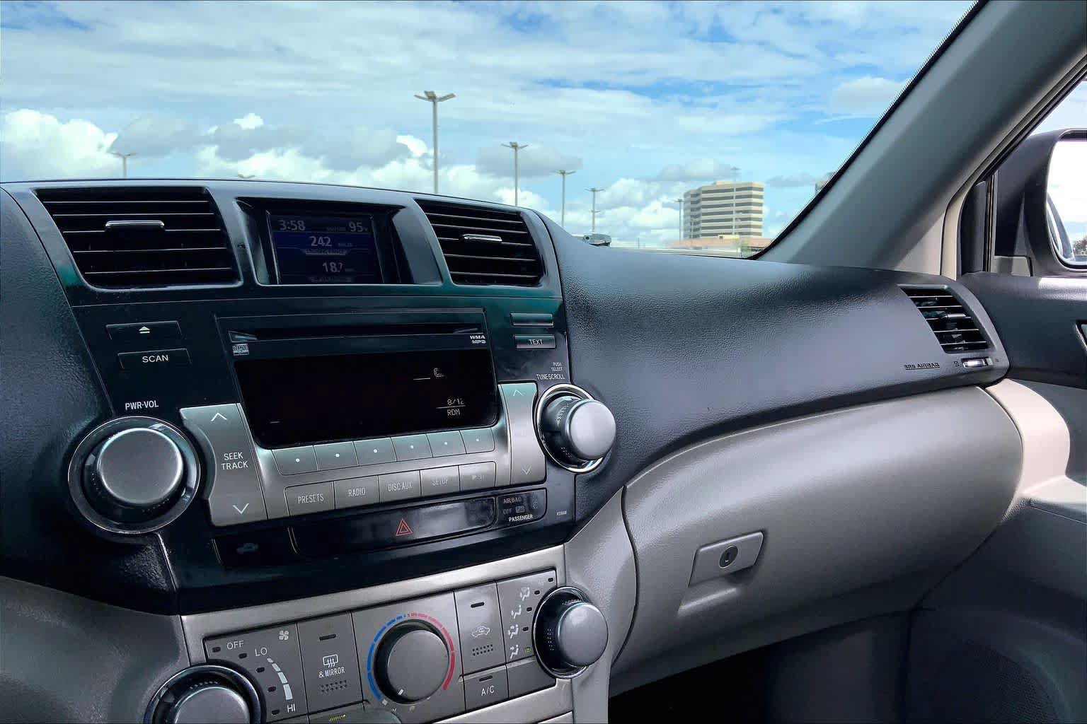 Used 2011 Toyota Highlander SE FWD image 33