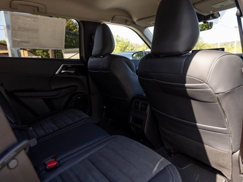 Used 2025 Mitsubishi Outlander SE image 19