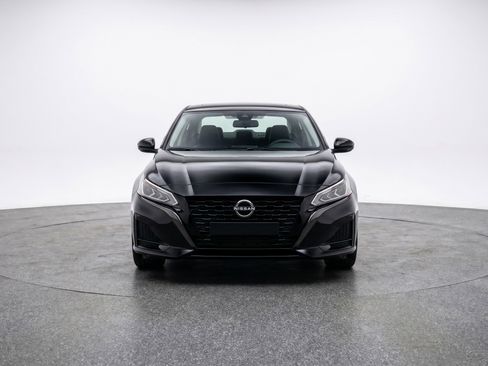 Used 2025 Nissan Altima 2.5 SV FWD image 2