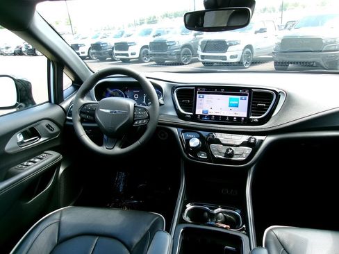 Certified 2025 Chrysler Pacifica Limited FWD image 12
