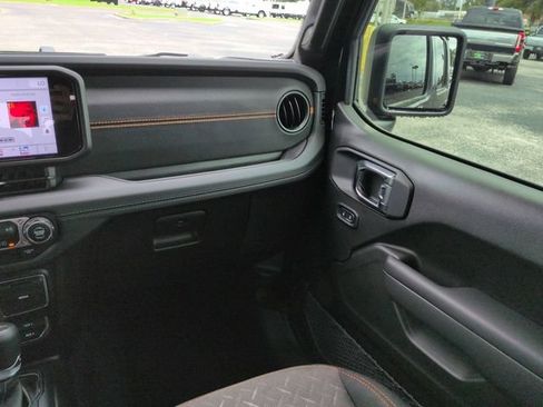 Used 2025 Jeep Gladiator Mojave AWD/4WD image 17