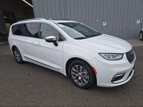 Used 2025 Chrysler Pacifica Pinnacle FWD image 2