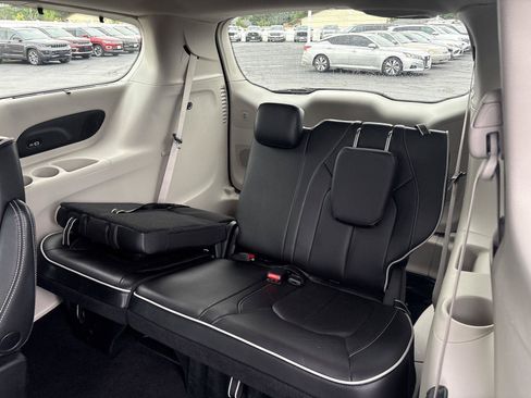 Used 2023 Chrysler Pacifica Limited FWD image 11