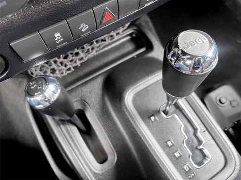 Used 2015 Jeep Wrangler Unlimited Sahara w/ Connectivity Group image 10