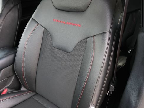 Used 2025 Jeep Compass Trailhawk AWD/4WD image 23