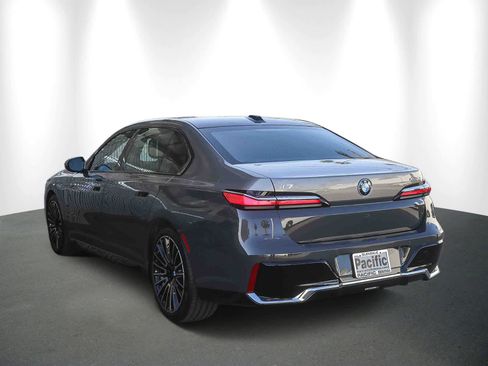 Used 2025 BMW i7 xDrive60 image 4