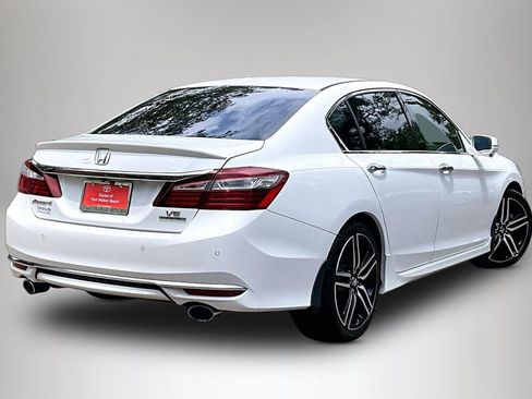 Used 2016 Honda Accord Touring image 4