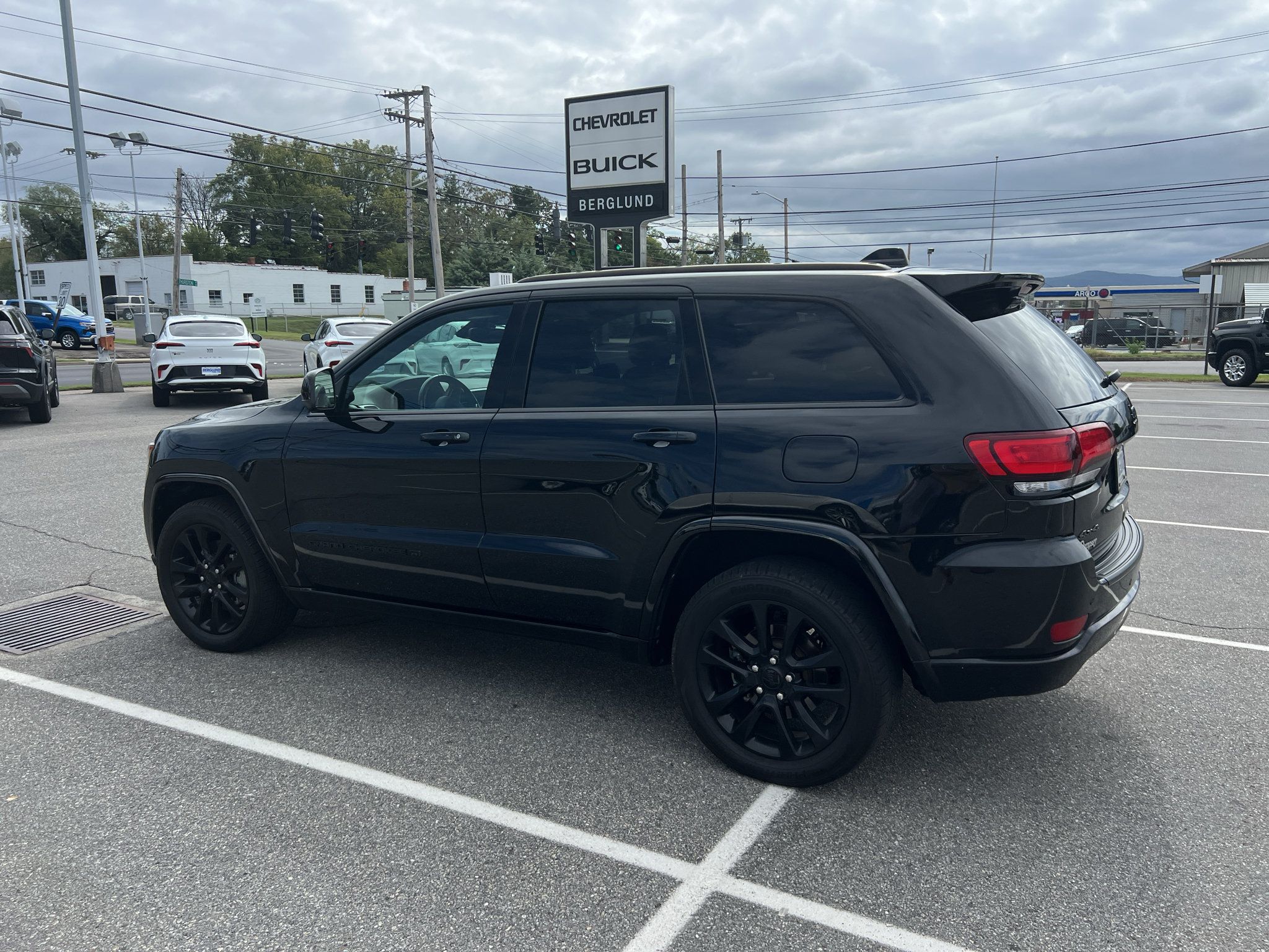 Used 2022 Jeep Grand Cherokee Laredo X AWD/4WD image 7