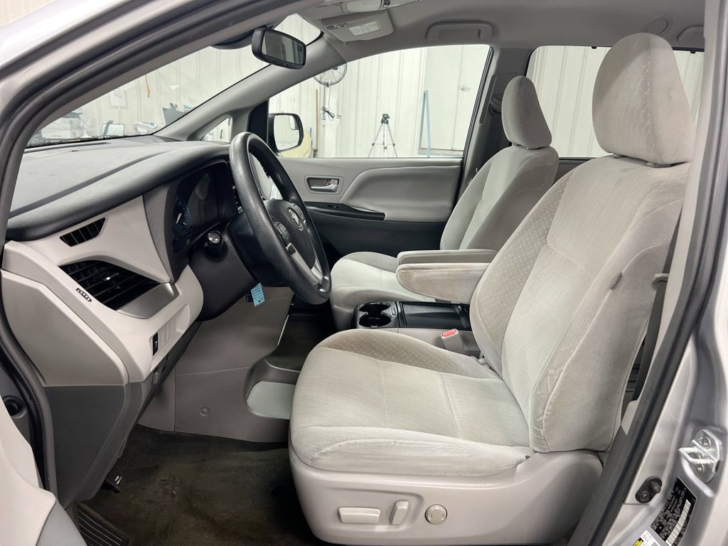Used 2018 Toyota Sienna LE FWD image 18
