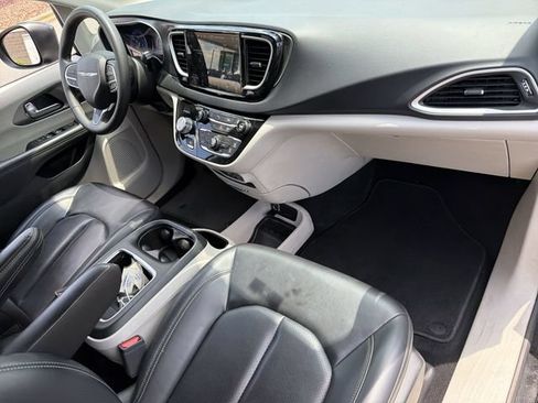 Used 2023 Chrysler Pacifica Touring-L FWD image 32