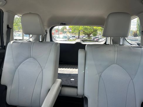 Used 2024 Toyota Grand Highlander AWD image 11