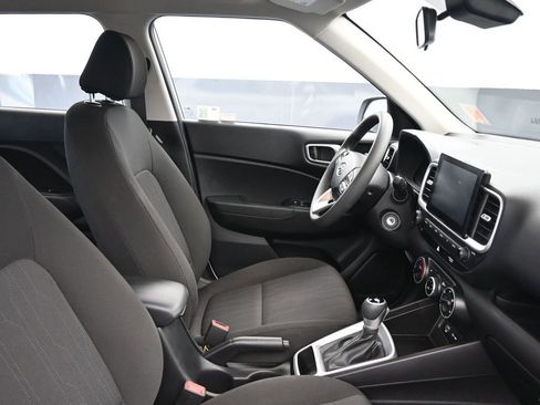 Certified 2025 Hyundai Venue SE image 10