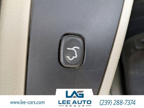 Used 2012 Chrysler Town & Country Touring image 10