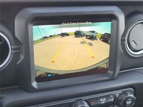 Used 2022 Jeep Wrangler Unlimited Sahara w/ Cold Weather Group image 19