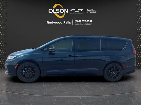 Used 2025 Chrysler Pacifica Limited FWD image 2