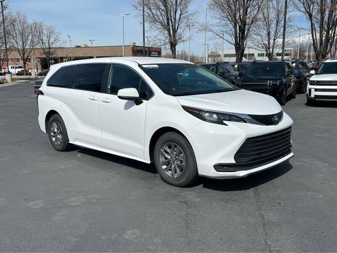 Used 2025 Toyota Sienna LE image 5