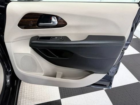 Used 2023 Chrysler Pacifica Limited FWD image 25