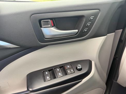 Used 2019 Toyota Highlander AWD V6 image 20