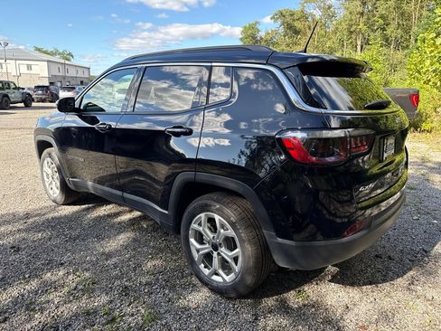 Used 2025 Jeep Compass Latitude w/ Sun & Sound Group AWD/4WD image 4