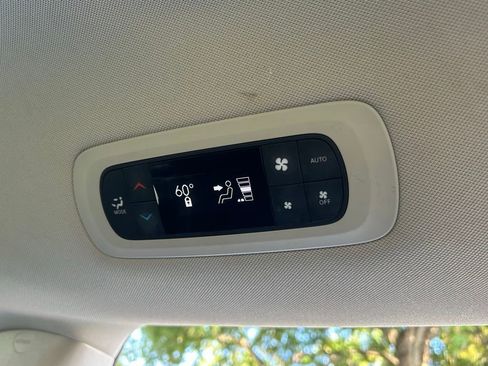 Certified 2020 Chrysler Pacifica Touring-L image 35