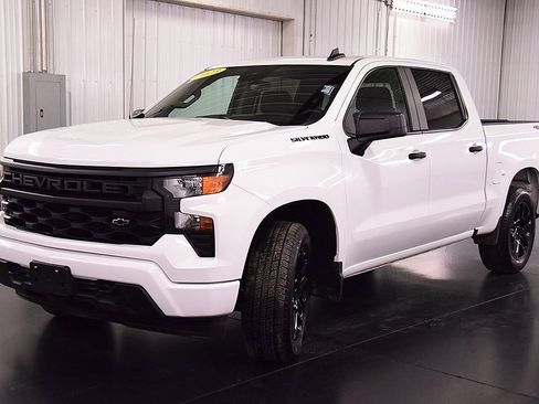 Used 2023 Chevrolet Silverado 1500 Custom image 3