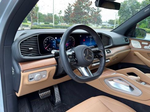 Used 2025 Mercedes-Benz GLS 450 4MATIC image 11
