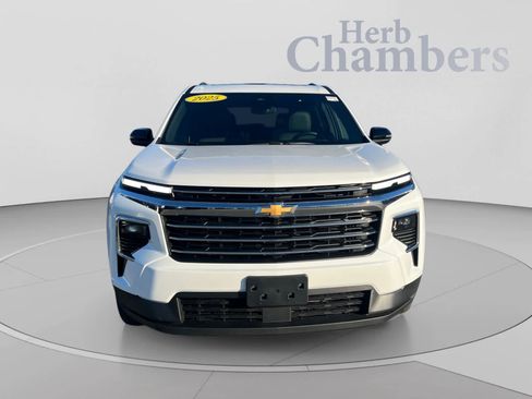 Used 2025 Chevrolet Traverse LT w/ Sun and Wheel Package AWD/4WD image 2
