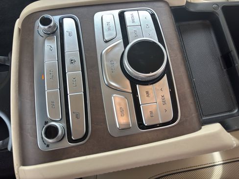 Used 2019 Kia K900 Luxury image 10