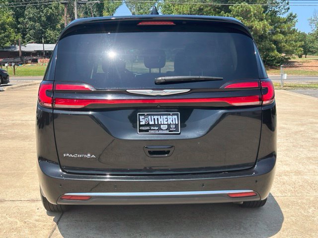 Used 2023 Chrysler Pacifica Touring-L FWD image 6