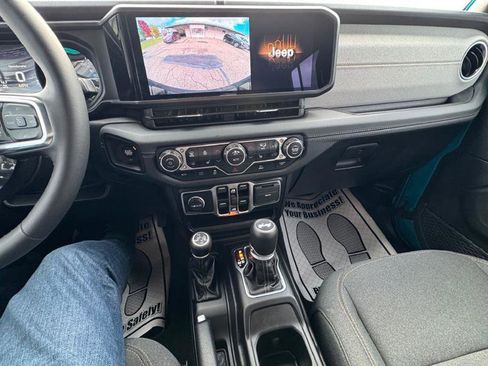 Used 2024 Jeep Wrangler Sahara image 29