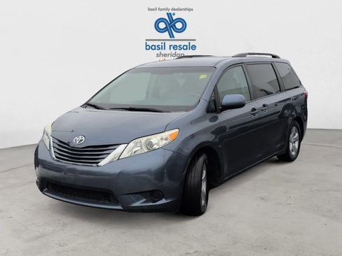 Used 2015 Toyota Sienna LE image 2