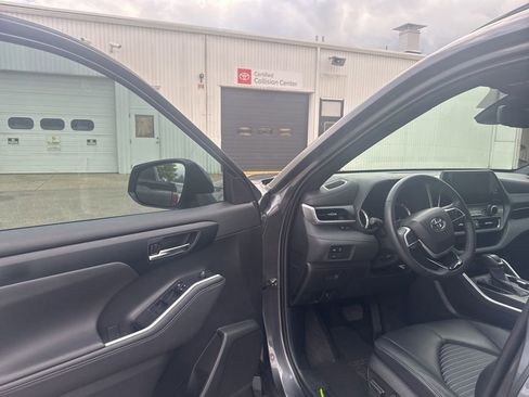 Used 2023 Toyota Highlander XSE FWD image 28