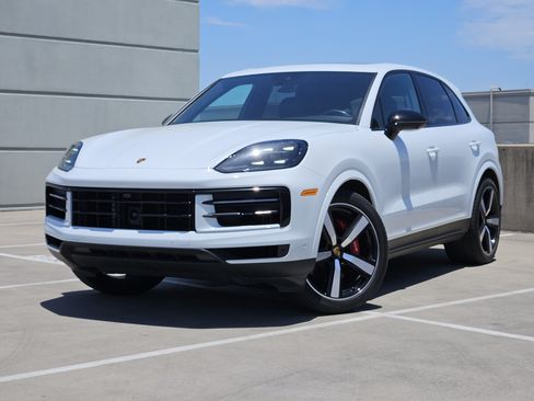 Certified 2024 Porsche Cayenne AWD/4WD image 1